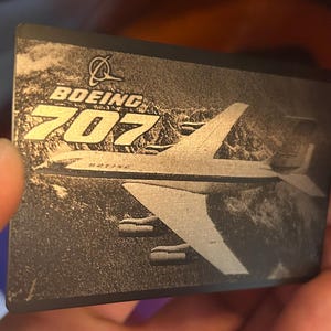 Recuerdo conmemorativo de metal "707 Jetliner" con grabado láser de aviación vintage. Un novedoso homenaje a un avión icónico, un regalo para entusiastas de los motores a reacción.