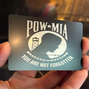 Tarjeta de recuerdo de metal "POW/MIA You Are Not Forgotten" grabada con láser para el Día de los Caídos. Tarjeta de regalo para veteranos de EE. UU. con opción de color, cordón y expositor.