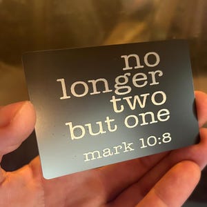 Metall "Nicht mehr eins, sondern zwei" Mark 10: 8 Laser gravierte Schrift Bibel Vers Nettes Hochzeitsgeschenk, Neuheit Romanze Team Ehe Beziehung