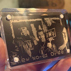 Arte de fan de lucha libre vintage de facción NWO de metal, grabado con láser CNC, estilo retro de los años 90, regalos para cuevas de hombres menores de 20 años, para él, arte de luchadores, genial, rudo.