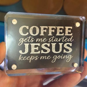 Cartel metálico de aluminio anodizado grabado con láser "El café me impulsa, Jesús me impulsa". Tarjeta de regalo cristiana inspiradora y motivacional.