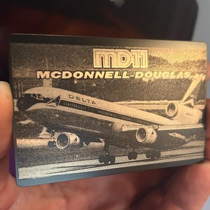 Recuerdo metálico "MD-11" Tri-Jet, con grabado láser para pasajeros y carga. Regalo para pilotos entusiastas de la aviación, primer oficial Capeto, coleccionista.