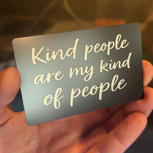 Tarjeta de regalo metálica "La gente amable es mi tipo de persona" grabada a láser, aluminio anodizado, con afirmaciones positivas, motivación y educación del carácter.