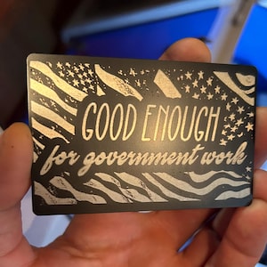 Goed genoeg voor overheidswerk! Metal Gag-cadeau lasergravure, nieuwigheid op de werkplek Humor, werk, zinnen en gezegden, Sarcastische grap Amerikaanse vlag