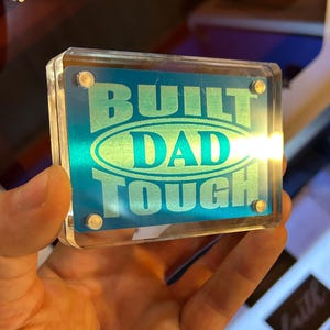 Tarjeta de regalo de metal grabada con láser "Built. Dad. Tough" con expositor acrílico, recuerdo novedoso del Día del Padre, regalos por menos de 20 dólares. ¡Un lindo papá de autos!