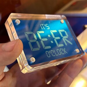 Metalen 'It's Beer O'Clock'-cadeaubon lasergegraveerd, geanodiseerd aluminium feestartikelen, drankje evenement drankjes vrijgezellenfeest sport bumperkleven
