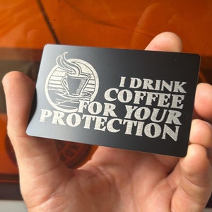 Metalen "I Drink Coffee For Your Protection" cadeaubon nieuwigheid || Cafeïneliefhebbers aandenken, leuk café-restaurantdecor, grappige leuke gezegdenkunst