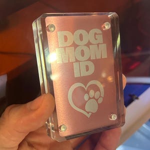 Metalen cadeaubon * DOG MOM ID* met acryl display, lasergravure van geanodiseerd aluminium, honden puppy K9 Leuke cadeaus voor haar, nieuwigheid hondenliefhebbers