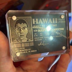 Tarjeta de identificación falsa de metal "McLovin'" de Hawái, películas y televisión, cultura pop, grabado a láser, recuerdo novedoso con pantalla acrílica, licencia de cine