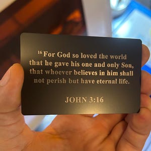 Metall "John 3: 16" Bibel-Vers-Andenken, Laser gravierte Geschenkkarte, benutzerdefiniertes christliches Bibel-Lesezeichen aus eloxiertem Aluminium