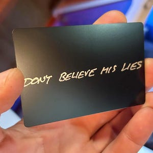 Métal « Don't Believe His Lies » Fan art manuscrit obsédant Polaroid Note cinéphile mystère thrillers psychologiques souvenir, gravé au laser