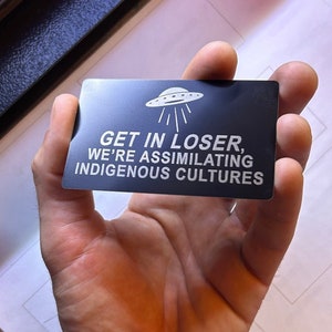 Get In Loser - w / Custom Text: Personalisierte Metall Geschenkkarte, lustiges Meme UFO Aliens Gravur