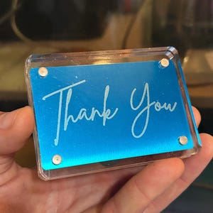 Vielen Dank, Metall Laser gravierte Gruß- / Geschenkkarte Andenken Einsatz Kalligraphie WordArt Typografie eloxiertes Aluminium Auswahl der Farbe Cute Art