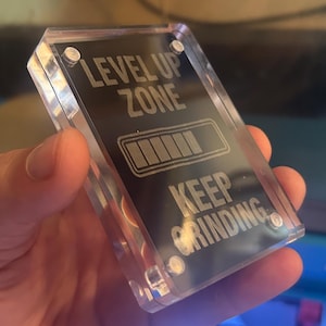 ¡Sigue subiendo de nivel! Barra de progreso de la Zona de Nivelación, tarjeta de regalo metálica grabada a láser, sistema de nivelación RPG, herramienta motivacional de cultura pop en internet.
