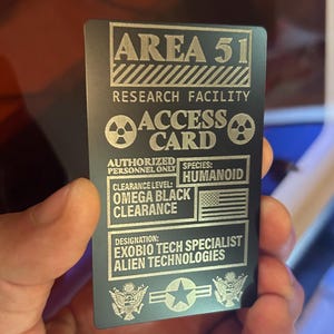 « AREA 51 Top Secret Clearance Badge Access Card » Ovni gravé au laser, culture pop, extraterrestre, espace de la NASA, cadeau bâillon de l'armée de l'air du Nevada, cadeau artistique