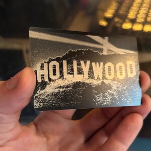 Insegna di Hollywood, ricordo in metallo inciso al laser, scelta di colori per regali sotto i 20 dollari, paesaggio urbano della California, film e televisione, cultura pop