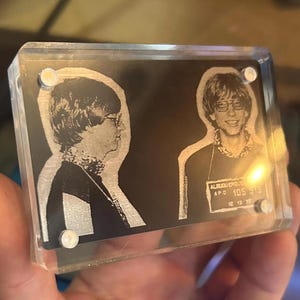 Metall Bill Gates Mugshot, Laser gravierte Geschenkkarte Amerikanische Kulturfiguren, Tech-Millionär berüchtigte Vintage Pop Art Computertechnologie
