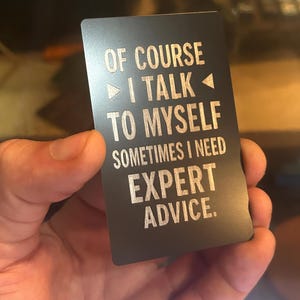 ¡Claro que hablo solo! ¡A veces necesito consejos de EXPERTOS! Tarjeta de regalo de broma grabada a láser, recuerdo metálico novedoso, decoración divertida, recuerdo peculiar.