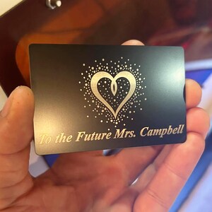 Para la futura Sra. ______ "Su texto aquí" Recuerdo romántico de metal grabado con láser, mensajes especiales, invitación para despedida de soltero