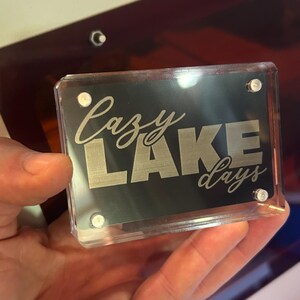 Metall * Lazy Lake Days * Lasergravur mit Acryldarstellung || Niedliches Dekor Wand Bücherregal Schreibtisch Tischplatte Freistehendes Portemonnaie Neuheit Kunst