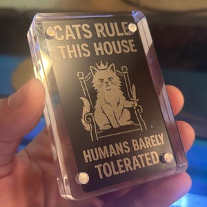 Los gatos mandan en esta casa... Los humanos apenas toleramos, tarjeta de regalo de recuerdo de metal grabada con láser, decoración divertida y novedosa para el hogar con gatitos y felinos para amantes de las mascotas.