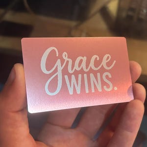 Grace Wins, metalen lasergegraveerde aandenken cadeaubon, geschenken onder de 20 dollar Schattig interieur, draagbare weergave-opties, kleurkeuze schattig