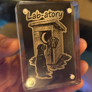 Tarjeta de regalo de laboratorio de metal negro, placa de recuerdo grabada a láser, regalos para amantes de las mascotas y mamás caninas por menos de 20 dólares, juegos de palabras, humor, tipografía atrevida