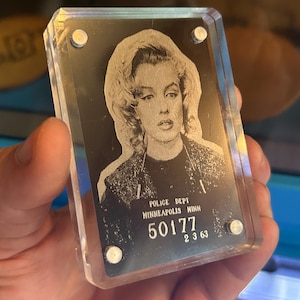Foto policial grabada a láser de Marilyn Monroe en metal, aluminio anodizado, recuerdo de la cultura pop, tarjeta de regalo, decoración para cuevas de hombres, galán de la cultura pop.