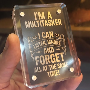 ¡Soy multitarea! ¡Puedo escuchar, ignorar y olvidar, todo a la vez! Regalo de broma grabado con láser, decoración única y original para recuerdos con TDAH.