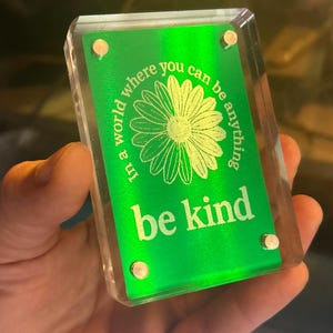 Metall "In einer Welt, in der Sie alles sein können ... be Art" Laser gravierte eloxierte Aluminium positive Affirmationen Motivationswerkzeuge Geschenkkarten