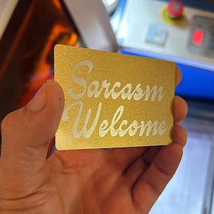 "Sarkasmus Willkommen" Geschenkkarte aus Metall, Lasergravierte niedliche Beschilderung für den Arbeitsplatz, Brieftaschen-Accessoire, Farbauswahl