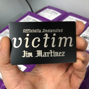 Tarjeta metálica "VÍCTIMA Oficialmente Designada" con *Su Nombre Aquí* // Regalo de broma personalizado, para un divertido recuerdo de victimización, inapropiado