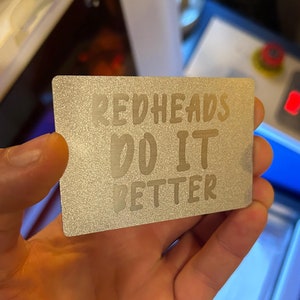 Metal "Roodharigen doen het beter!" Novelty Gag-cadeaubon || Lasergegraveerde rode kop