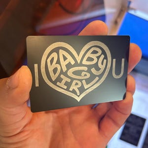 I <3 U BBYGurl Romantische Geschenkkarte aus Metall, süße spezielle Nachrichten, Herzen, Baby Mädchen, Geschenke für Sie, Laser graviertes Jahrestagsandenken
