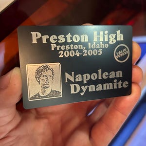 Insignia de identificación metálica personalizada "Preston High School", grabada con láser, ideal como arte de fan de películas, comedia clásica de culto, regalo de broma.