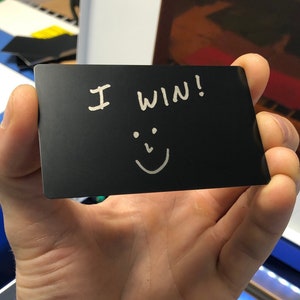 Tarjeta de regalo con palabras de afirmación personalizadas: tarjeta de regalo de recuerdo de aluminio anodizado negro/plateado: obsequios lindos con cualquier texto o imagen grabados