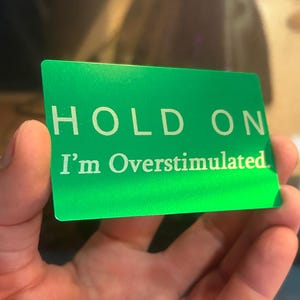 Halt dich fest ... Ich bin überreizt - Metall-Lasergravurkarte, Auswahl der Farbanzeigeoptionen, introvertierte, witzige, höfliche, niedliche Wortkunst