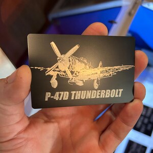 Cartão de gravação em metal "P-47D Lightning", lembrança, presente gravado a laser, pássaro de guerra, memorabilia da Segunda Guerra Mundial, inserção de carteira de aviação, alumínio anodizado