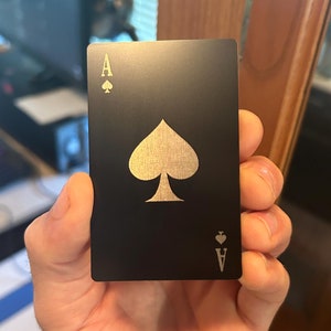 Schoppenaas metalen speelkaart || Keuze uit 3 ontwerpen! Op maat geanodiseerd aluminium lasergegraveerd metalen aandenken Gaming luxe aandenkencadeaus