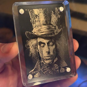 Metal Mad Hatter lasergegraveerd cadeaukaart geanodiseerd aluminium, trippy psychedelische psyche kosmische hemelse fantasie plakkaat, hippie fanart liefde