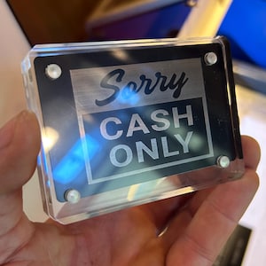 "Metall ""Entschuldigung! Nur Bargeld"" Laser gravierte Plakette, eloxiertes Aluminium Klein Bargeldverpackung Kassiereranzeige Professioneller Hinweis für Kunden Sleek Pro."