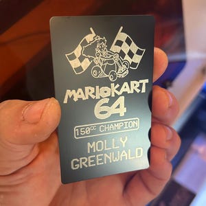 Metall maßgeschneiderte "150ccm Kart 64 Track Champion" Erinnerungskarte, personalisierte Geschenkkarte Gaming Nostalgie Racing Geschenkkarte, beliebiger Text graviert