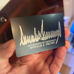 Carte d'excuse parfaite ! Carte-cadeau avec signature « Autorisée par le président Trump » en métal, aluminium anodisé gravé au laser, humour politique amusant