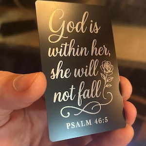 Dios está en ella, no caerá (Salmo 46:5) Tarjeta de regalo grabada con láser de metal, linda rosa inspiradora de fe, recordatorio de versículos bíblicos.