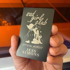 Tarjeta de membresía metálica del Club de Chicas Tristes con *el nombre de tu chica triste aquí // Anime Angel Oficial E-Girl Meme Divertido Broma Regalos para Novias