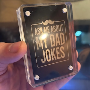 "Metall ""Fragen Sie mich nach meinen Dad-Witzen"" Laser gravierte Gag-Geschenkkarte, Andenken-Humor-lustiger Vatertag-Komiker-Komödie-Geldbörsen- Neuheitsanzeige."