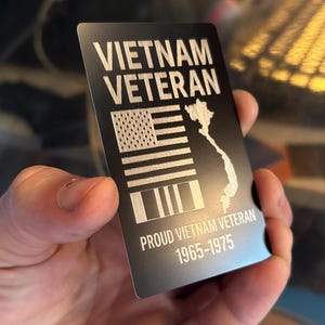 Cartera de metal conmemorativa para veterano de guerra (Vietnam, Operación Tormenta del Desierto, Día de los Caídos en Afganistán) con inserto de identificación.