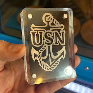 Metall USN US Navy Laser gravierte Abzeichen, Anker & Seilknoten, klassische Sailors Placard Brieftasche Einsatz Geschenkkarte Service Andenken Militär Naval