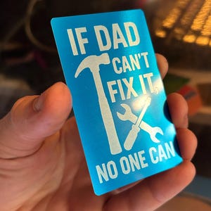 Recuerdo de metal "Si papá no puede arreglarlo, nadie puede!" para el Día del Padre, grabado con láser. Tarjeta de regalo para un artesano, taller o mecánico.