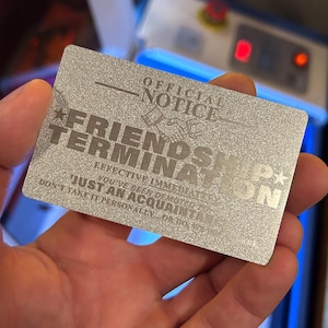 Aviso oficial: Tarjeta de regalo metálica "Terminación de amistad": un divertido regalo de broma para amigos o compañeros de trabajo, grabado a láser y con un toque sarcástico.